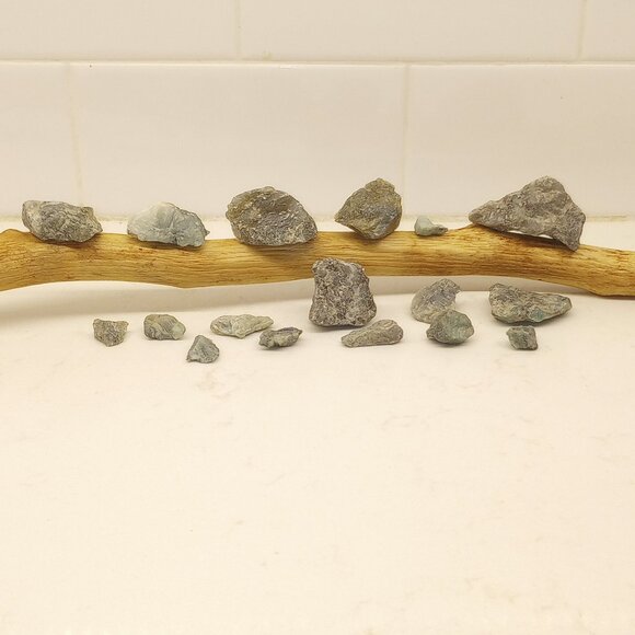 17 pieces, small raw/rough Emeralds - Picture 4 of 4